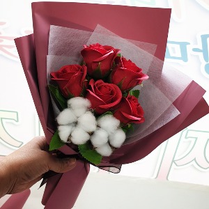 심플한 장미목화꽃다발 여친선물 졸업식꽃다발